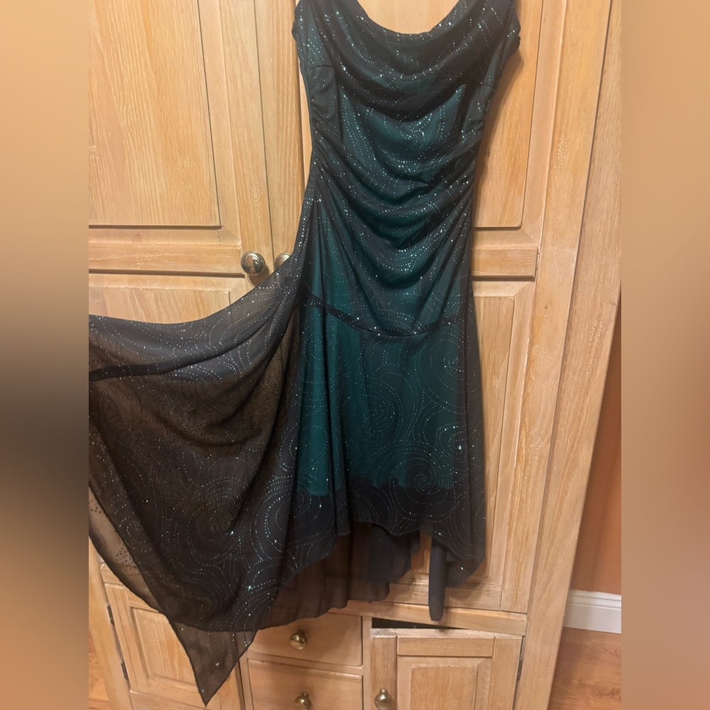 Elegant Dark Green Evening Dress - Picture 3 of 8